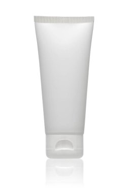 beyaz plastik tüp beyaz üzerine izole ve tabanına yansıyor