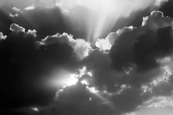 Fırtınadan Sonra Muhteşem Gökyüzü Bulutların Arasından Güneş Işığı — Stok fotoğraf
