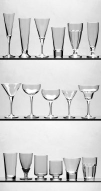 Cam raflarda farklı şekillerde üç sıra beyaz arka planda.