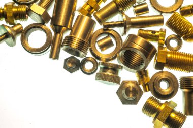 pirinç mekanik parçalar, beyaz arkaplanda endüstriyel öğeler