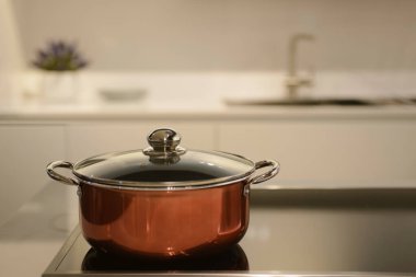 ev içi - modern bir mutfakta kırmızı kap