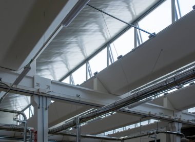 Sanayi fabrikasının çatı yapısı - aşağıdan görünüm