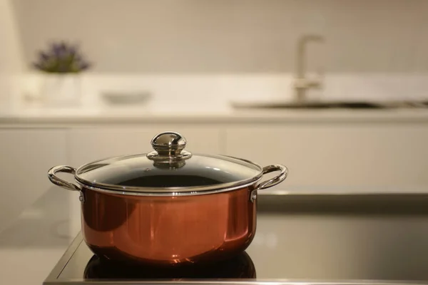 Intérieur Maison Pot Rouge Dans Une Cuisine Moderne — Photo