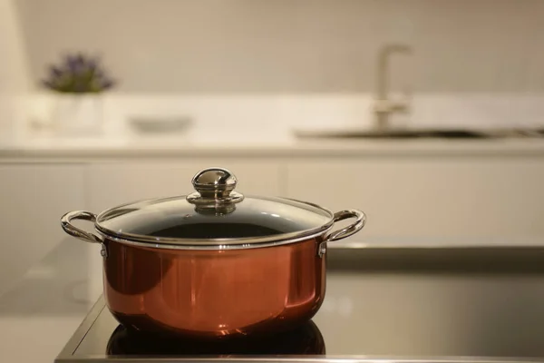 Interior Del Hogar Olla Roja Una Cocina Moderna — Foto de Stock