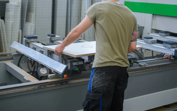 Meubelfabriek Werknemer Tijdens Voorbereiding Een Plank Hout Snijden — Stockfoto