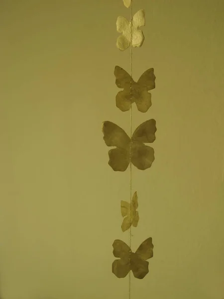 Mariposas Papel Colgando Una Cuerda Delgada Sobre Fondo Marrón Claro —  Fotos de Stock