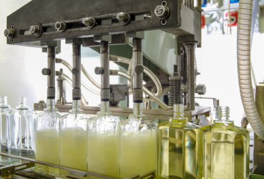 Kozmetik endüstrisi üretimi - bir şişe parfüm