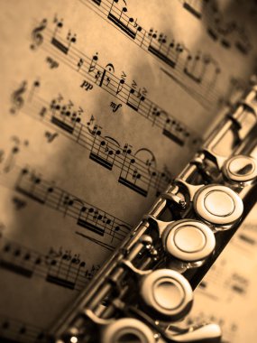 Enine flüt 18. yüzyıl klasik müzik skorunda dinleniyor.