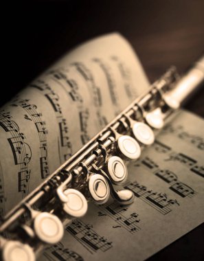 Enine flüt 18. yüzyıl klasik müzik skorunda dinleniyor.