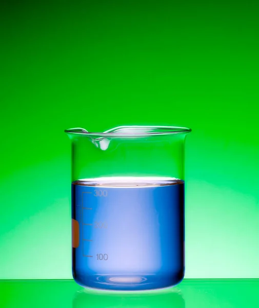 烧杯容器 用于绿色底色蓝色液体化学实验室 — 图库照片