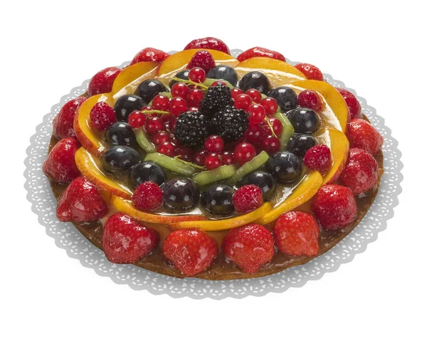 Çilekli meyveli tart, böğürtlen, yaban mersini, şeftali dilimi ve dut, beyaz arka planda.