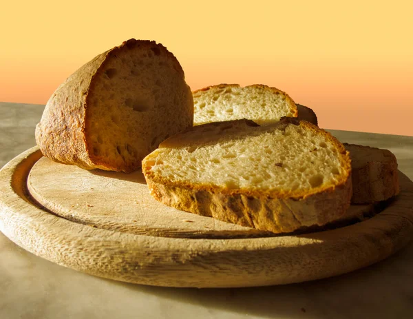Een Half Brood Gesneden Plakjes Een Ronde Houten Snijplank Grazend — Stockfoto