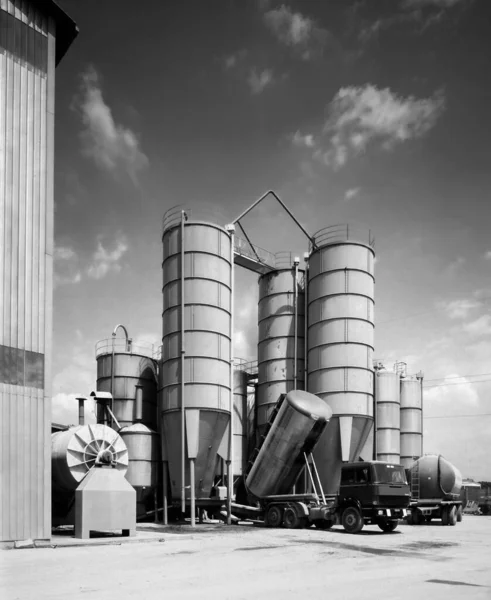 Industriële Opslag Silo 1980 Chemisch Bedrijf Italië Met Vrachtwagens Lossen Stockfoto
