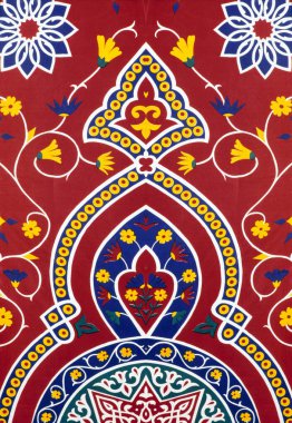 Geleneksel grafik tasarımlı oryantal kumaş ve kırmızı arka planda çiçek süslemeleri.