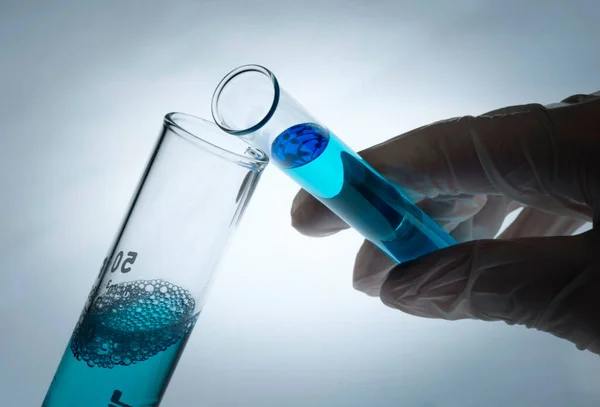 Kémiai Laboratóriumi Analízis Két Kéz Részletezése Kémiai Szemüveggel — Stock Fotó