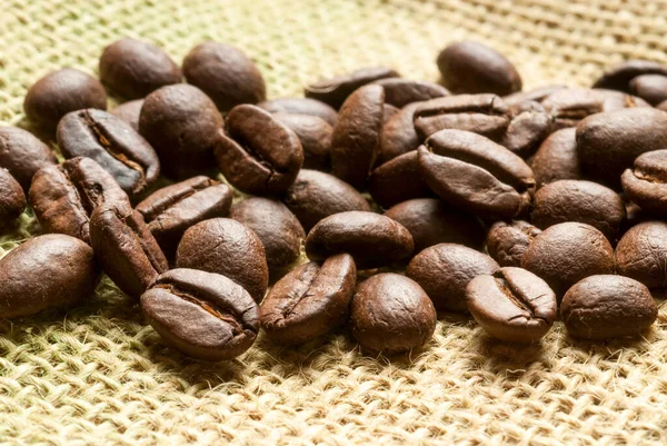 Καβουρδισμένοι Κόκκοι Καφέ Ύφασμα Από Γιούτα Μακροφωτογραφία — Φωτογραφία Αρχείου