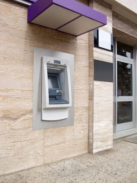 Máquina Automática Levantamento Dinheiro Instalada Perto Entrada Edifício Bancário — Fotografia de Stock