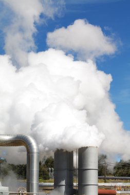 Jeotermal enerji santralı boruları ve Buhar