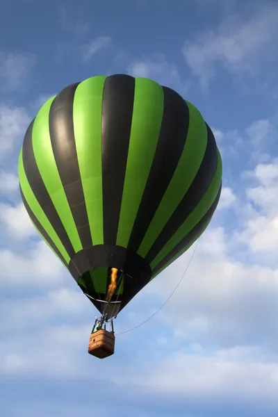 Aumento de globo de aire caliente — Foto de Stock