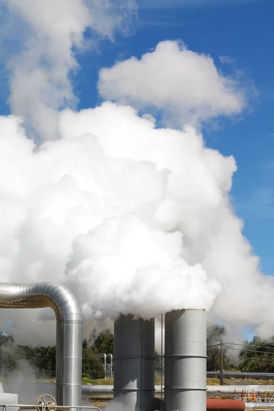 Geothermische centrale buizen en stoom — Stockfoto