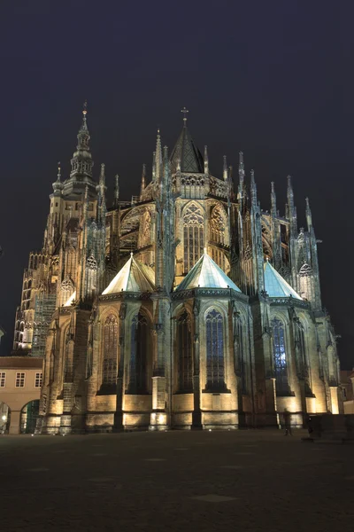 St. Vitus-katedralen om natten, Praha – stockfoto