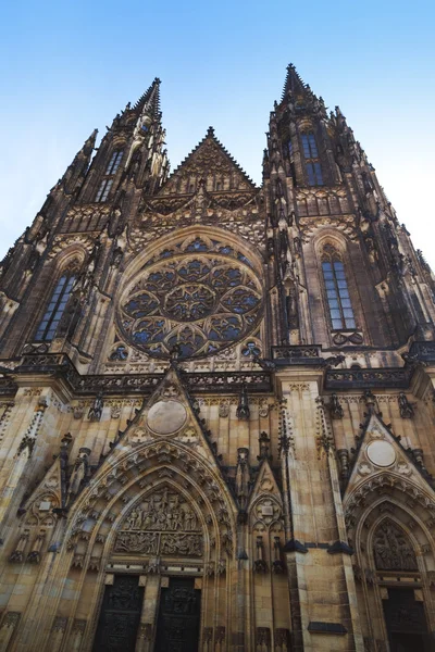 St Vitus Cathedral fasad Pragborgen — Stockfoto