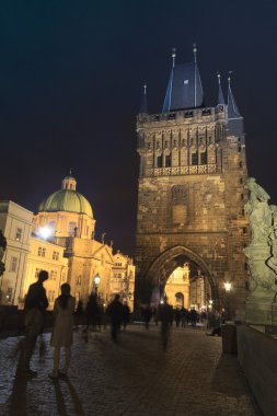 Geceleri Charles Köprüsü, Prag