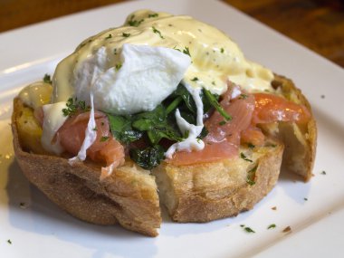 연어 달걀 베네딕트