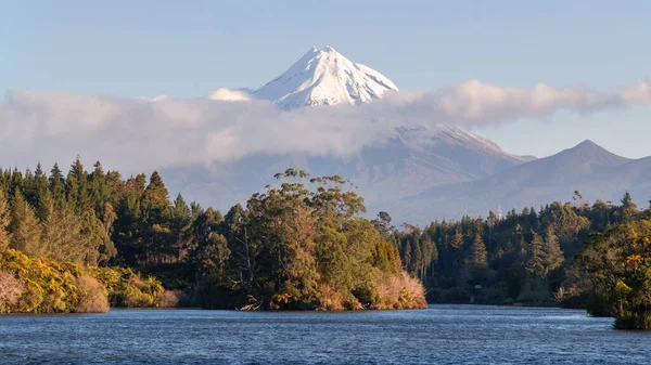 Topo Neve Montagem Taranaki Sobre Lago Mangamahoe Nova Zelândia — Fotografia de Stock