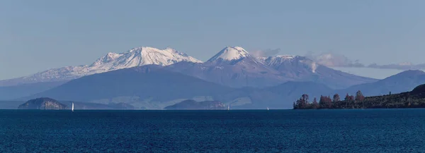 Vulcões Cobertos Neve Sobre Lago Taupo Nova Zelândia — Fotografia de Stock