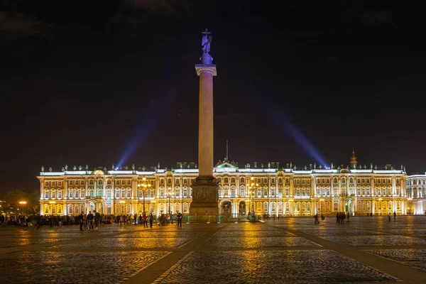 ロシアのサンクトペテルブルクの夜の冬の宮殿 — ストック写真