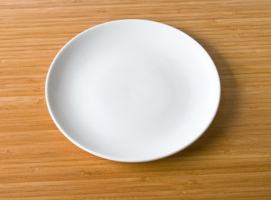 Bambu masa üstü beyaz tabak