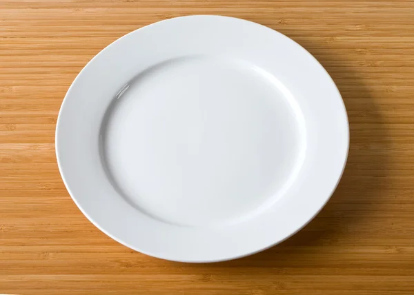 Белая тарелка — стоковое фото