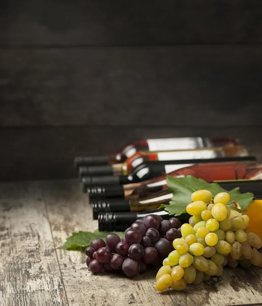 Flessen wijn en druivenmost — Stockfoto