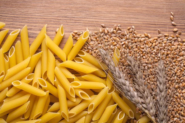 Trigo y trigo integral penne rigate pasta — Foto de Stock