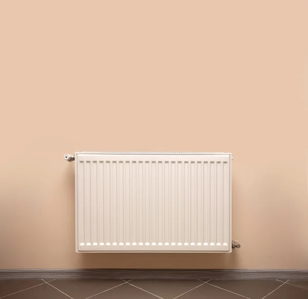 Radiator op een muur — Stockfoto