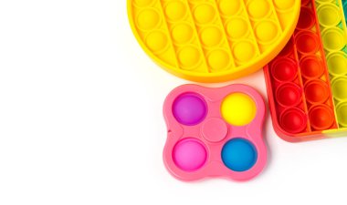 Pop It Simple Dimple - Silikon duyusal anti-stres Fidget oyuncak renkli gökkuşağı oyunu beyaz arkaplanda izole edilmiş, boşluk kopyala. 