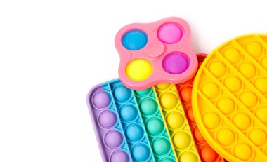 Pop It Simple Dimple - Silikon duyusal anti-stres Fidget oyuncak renkli gökkuşağı oyunu beyaz arkaplanda izole edilmiş, boşluk kopyala. 