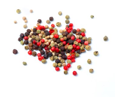 Beyaz arka planda çeşitli baharatların besin bileşimi. Üst görünüm.