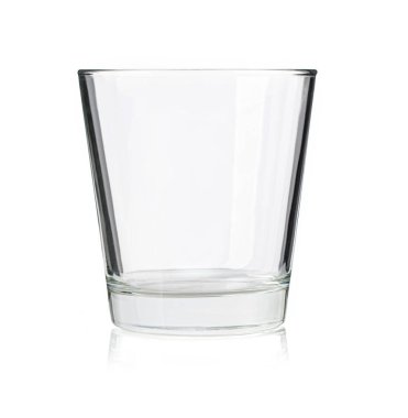 Beyaz arkaplanda izole edilmiş boş bacardi bardağı