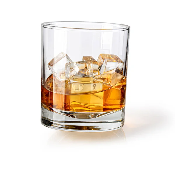 Bicchiere Whisky Con Ghiaccio Con Percorso Ritaglio Isolato Bianco — Foto Stock