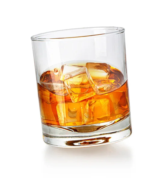 威士忌杯 白底上有冰 有切割路 — 图库照片