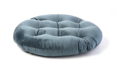 Beyaz arka plan üzerinde izole sandalye minder