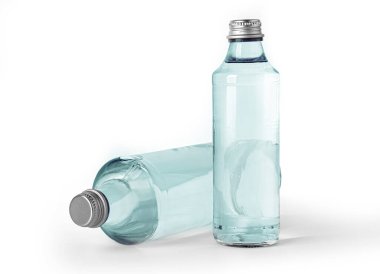 Beyaz arka planda izole edilmiş iki cam çalı şişesi.