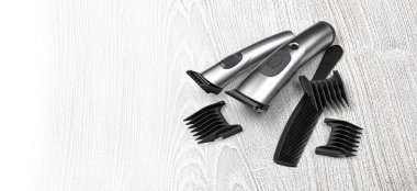 Saç makasıyla ayarlama ve kopyalama alanı olan hafif ahşap arkaplanı tarama