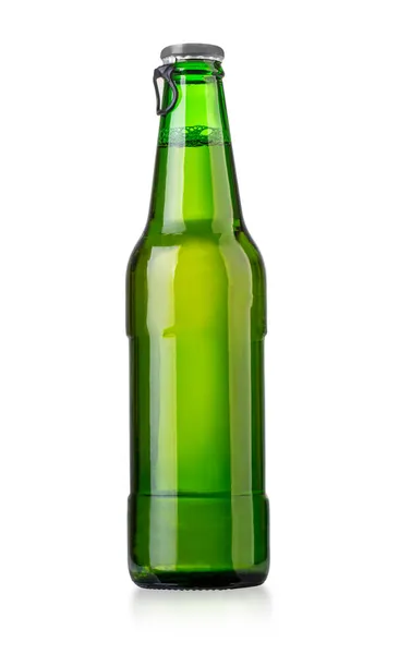 クリッピングパスを持つ白い背景に隔離された緑のビールボトル — ストック写真