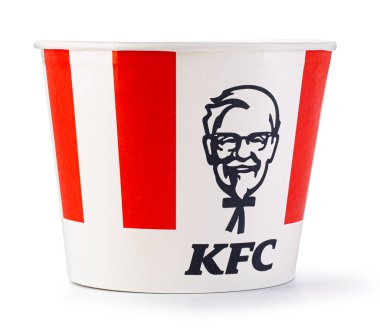 Chisinau, Moldova 01 Eylül 2021: Bir kova KFC tavuğu. Başlangıçta Kentucky Fried Chicken, Harland Sanders tarafından kuruldu, fast food restoran zinciri şimdi Yum 'a ait! Damgalar.