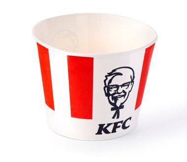 Chisinau, Moldova 01 Eylül 2021: Bir kova KFC tavuğu. Başlangıçta Kentucky Fried Chicken, Harland Sanders tarafından kuruldu, fast food restoran zinciri şimdi Yum 'a ait! Damgalar.