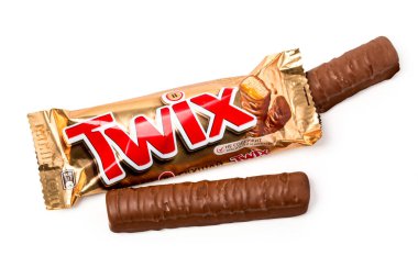 Chisinau, Moldova 12 Kasım 2015::: Kesme yolu ile beyaza izole edilmiş pakette Twix çikolatası