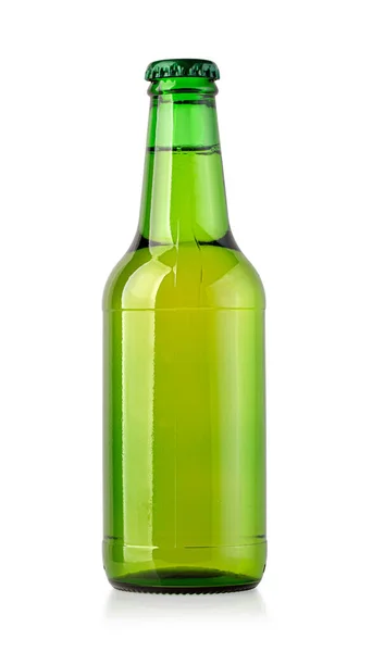 クリッピムパスで白い背景に隔離された緑色のビールボトル — ストック写真